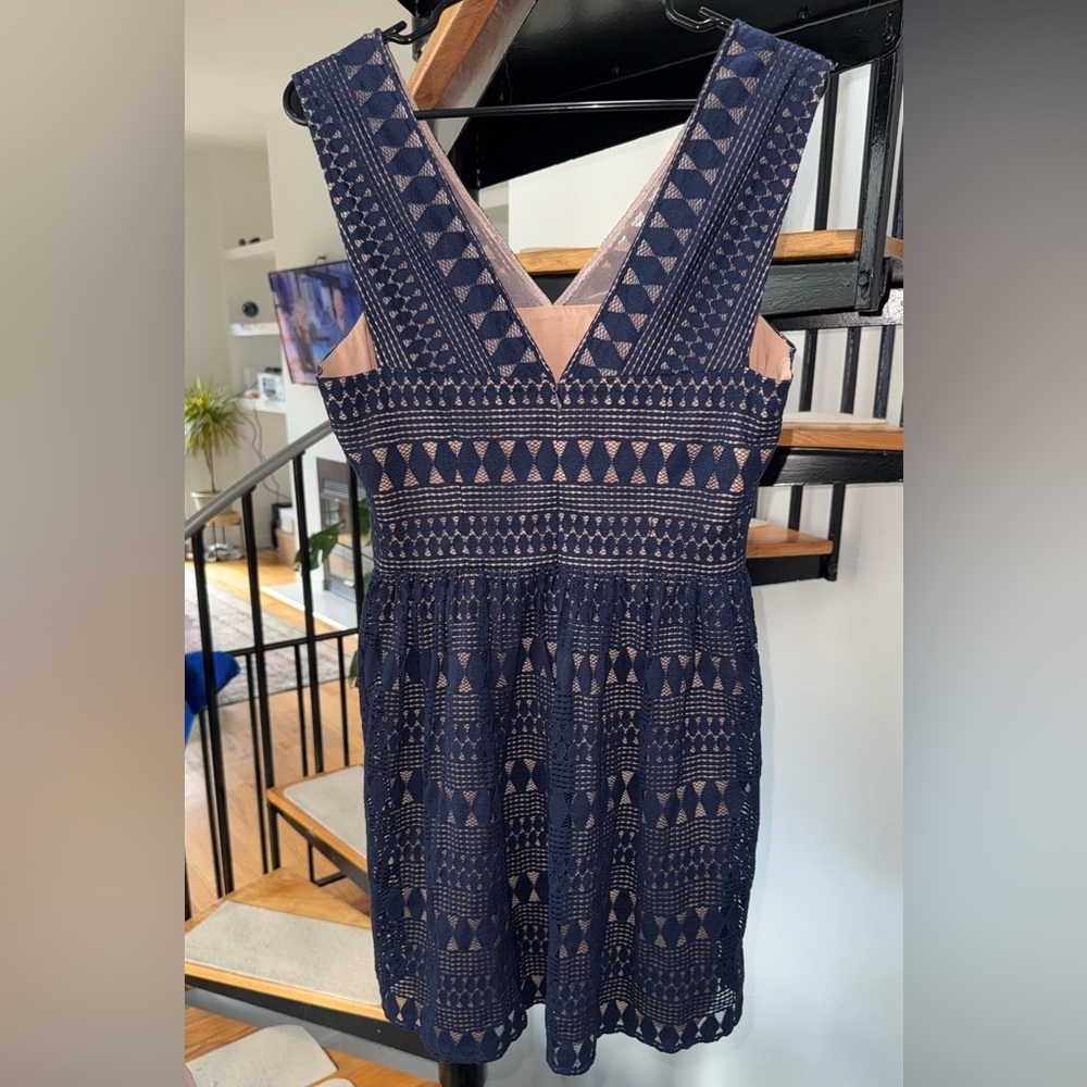 Bcbgmaxazria Women’s Camielle Mini Dress SZ 8 Sleeveless V Neck Lace Color Navy - Picture 3 of 9